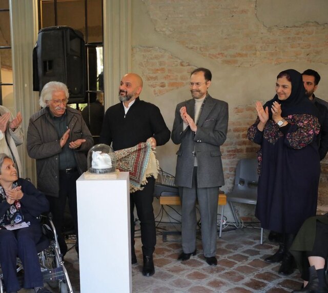 دستهای هنرمند مجسمه شد