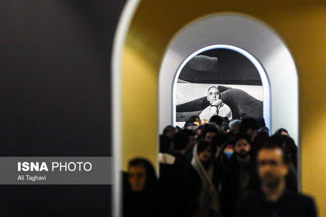 عکس آرشیوی است دستهای هنرمند مجسمه شد