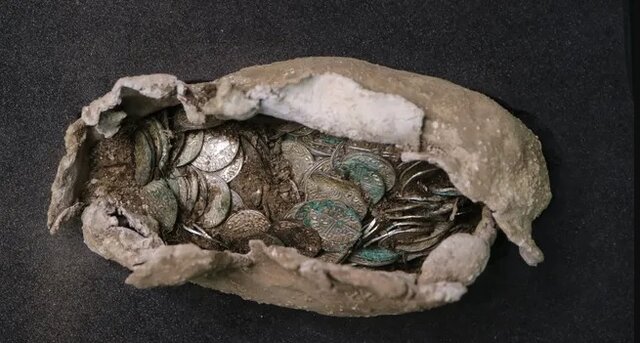 کشف گنجینه سکههای نقره