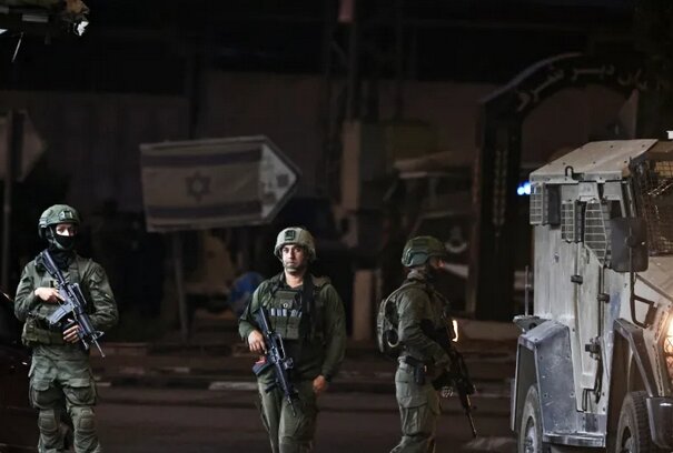 سربازان ارتش رژیم صهیونیستی در ایستی نظامی در غرب نابلس یورش اشغالگران به نابلس و مقابله مبارزان مقاومت با آنها در جنین