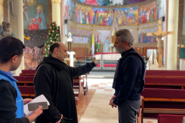 مهند هادی در حال بازدید از کلیسایی در شهر غزه مقام سازمان ملل توقف جنگ رژیم صهیونیستی علیه غزه را خواستار شد