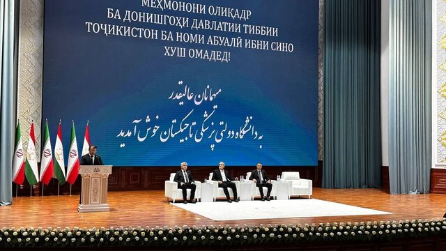 اعطای پروفسوری افتخاری به پزشکیان اعطای پروفسوری افتخاری به پزشکیان