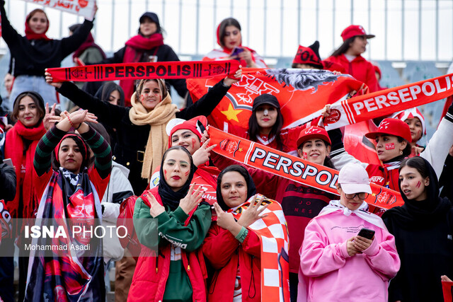 عبور بانوان هوادار از گیت محدودیتهای سلیقهای مسئولان!