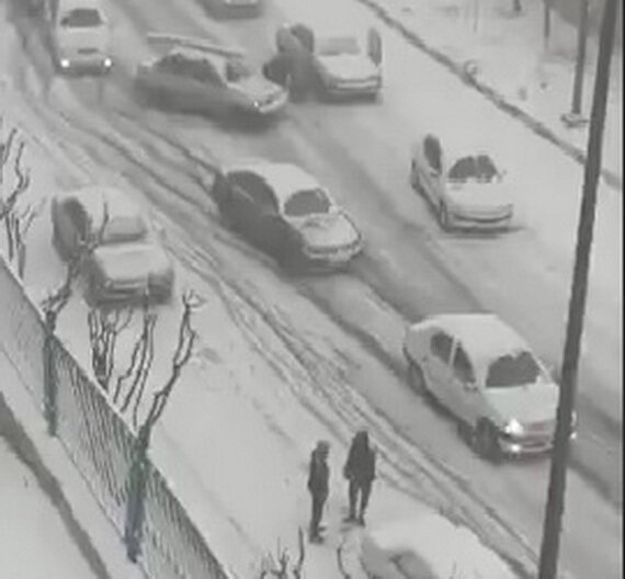عکس تزئینی است واکنش شهرداری تهران به فیلم تصادف و سرخوردن خودروها در بزرگراه برفی امام علی