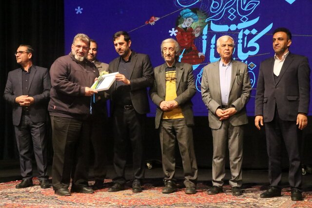 برگزیدگان چهارمین جایزه کتاب سال در فارس معرفی شدند برگزیدگان چهارمین جایزه کتاب سال در فارس معرفی شدند