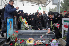 اهدای گل به مزار شهدای آتش نشان توسط قدرت الله محمدی، مدیر عامل سازمان آتش نشانی شهر تهران