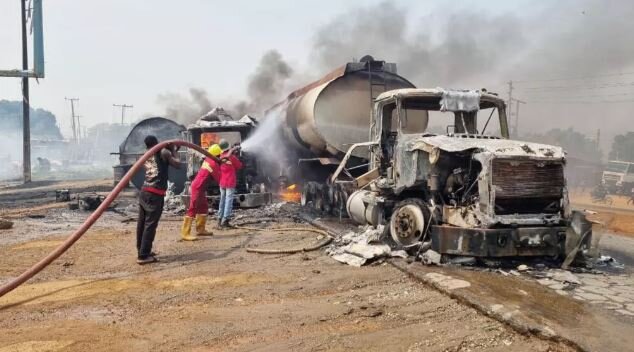 عکس: آسوشیتدپرس انفجار تانکر سوخت در نیجریه ۷۰ قربانی گرفت