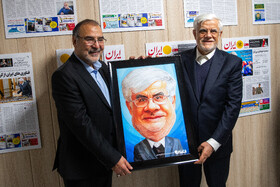 محمدرضا عارف، معاون اول رئیس جمهور و علی متقیان، مدیر عامل روزنامه ایران در مراسم سیامین سالگرد تاسیس روزنامه ایران