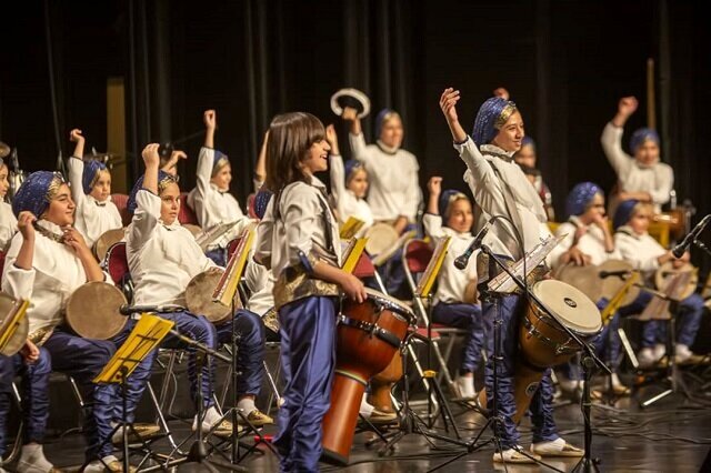 عکس تزئینی است نوازندگان کودک و نوجوان سازهای کوبهای روی صحنه میروند