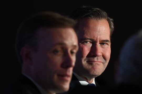 از راست، مایک والتز و جیک سالیوان، مشاور امنیت ملی بایدن پاکسازی ترامپ به شورای امنیت ملی رسید؛ ۱۶۰ مقام خانهنشین شدند