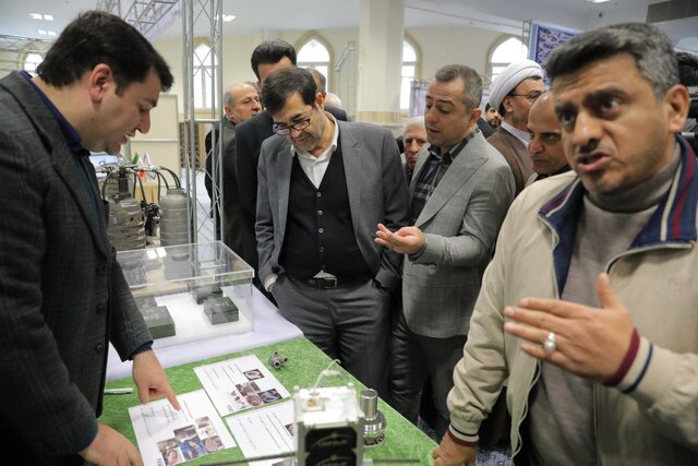 بازدید جمعی از مسئولین از نمایشگاه «پیشگامان پیشرفت»