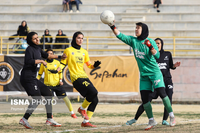عکس آرشیوی است جعفری مچ ایراندوست را خواباند/ دختران فوتبال سپاهان در تعقیب بم