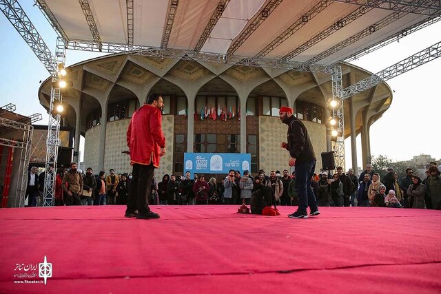 نمایش خیابانی «شال قرمز» نمایش خیابانی؛ نقطه اتصال مردم با تئاتر