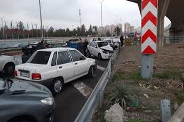 عکس تزینی است تصادف زنجیرهای در جاده قرچک به تهران با ۲ فوتی و ۵ نفر مصدوم