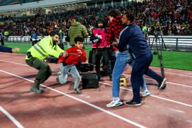 ورود ۲ هوادار پرسپولیس به زمین در جریان دیدار این تیم با تراکتور