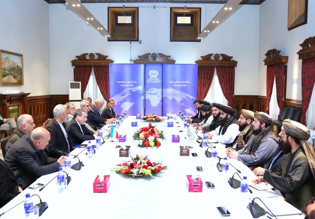 متقی: بازگشت مهاجرین افغانستانی در اولویتهای امارت اسلامی قرار دارد متقی: بازگشت مهاجرین افغانستانی در اولویتهای امارت اسلامی قرار دارد