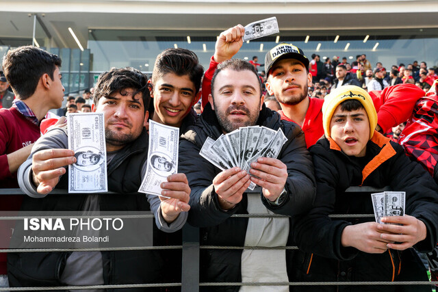 پرتاب دلار و اعتراض به بیرانوند؛ دیدار پرسپولیس و تراکتور پرحاشیهتر از همیشه! پرتاب دلار و اعتراض به بیرانوند؛ دیدار پرسپولیس و تراکتور پرحاشیهتر از همیشه!