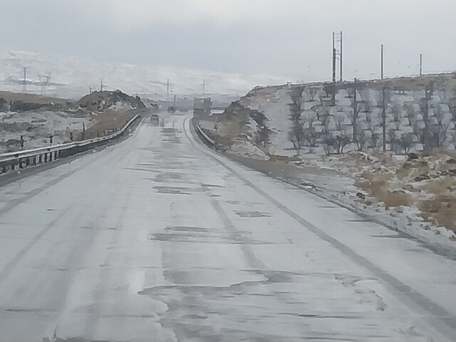 عکس آرشیوی است بارش باران و برف در ۸ محور مواصلاتی فارس/ تمام راهها باز هستند
