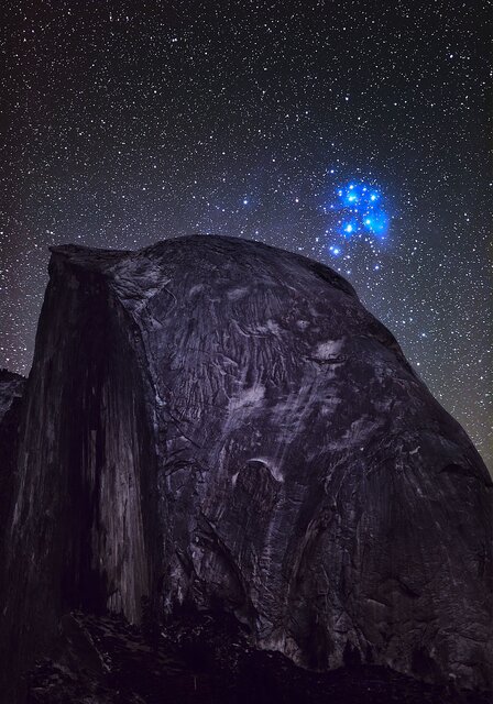 درخشش «خوشه پروین» بر فراز یک سازه صخرهای