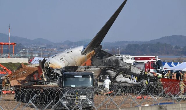 عکس: گتی ایمجز کشف تکههایی از لاشه اردک در هر ۲ موتور هواپیمای سقوط کرده در کره جنوبی