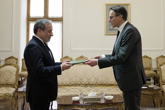 عراقچی و سفیر سوئد تقدیم استوارنامههای سفیران جدید سوئد و جمهوری چک به عراقچی