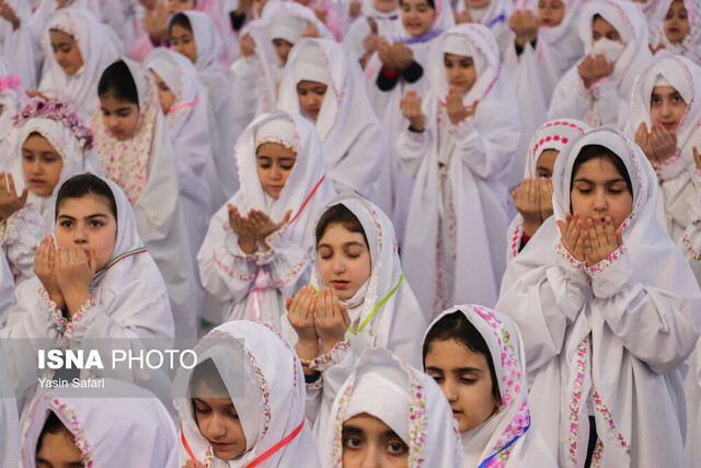 عکس تزئینی است برگزاری نماز جمعهای متفاوت با حضور گسترده دختران زنجانی