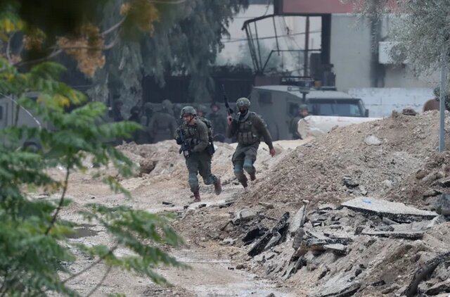 سربازان ارتش رژیم صهیونیستی در اردوگاه جنین رژیم صهیونیستی برای گسترش عملیات خود در کرانه باختری آماده میشود