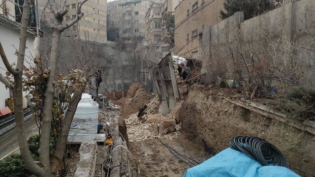 فرونشست زمین مجاور محل گودبرداری ساختمانی در محله زعفرانیه/ افتادن خودرویی در گودال ایجاد شده