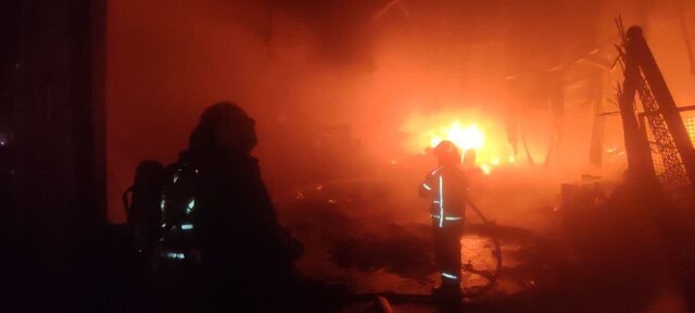 تصویر تزیینی است مهار آتش در یک واحد تولیدی زرندیه / علت حادثه در حال بررسی است