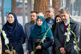 شینا انصاری، معاون محترم رئیس‌جمهور و رئیس سازمان حفاظت از محیط زیست و مهدی جمالی‌نژاد، استاندار اصفهان و مرجان شاکری، مدیر کل حفاظت محیط زیست اصفهان در گلستان شهدا