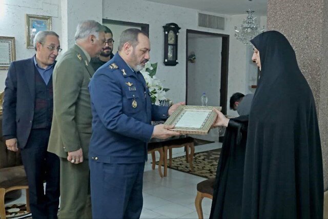 دیدار وزیر دفاع با خانواده شهید پیرزاده دیدار وزیر دفاع با خانواده شهید پیرزاده