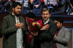 تجلیل از محمد مهدی کاظمی، فرزند شهید حاج احمد کاظمی توسط مهدی جمالی‌نژاد، استاندار اصفهان 