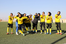 خوشحالی بازیکنان تیم سپاهان به سبک محمد محبی بازیکن تیم فوتبال بزرگسالان این تیم پس از به ثمر رسیدن گل اول توسط  ملیکا متولی