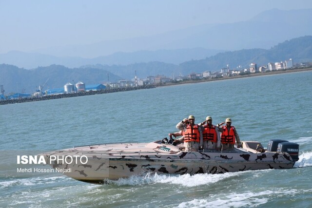 رژه اقتدار یگانهای دریایی ارتش، مرزبانی و بسیج مردمی در آستارا