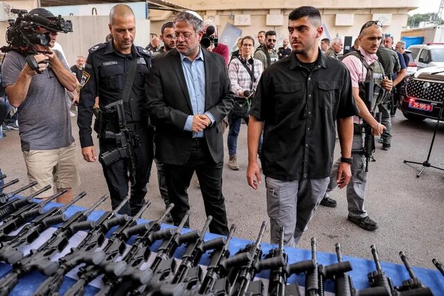 بن گویر در حال مشاهده تفنگها ترامپ ارسال ۲۴ هزار تفنگ تهاجمی به اراضی اشغالی را در نظر دارد