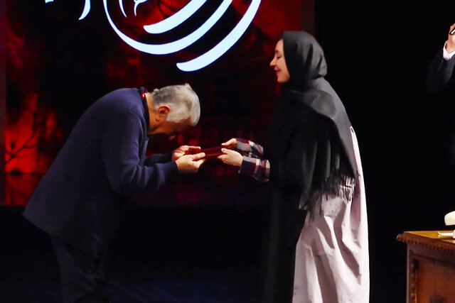 ویدیو/ برگزیدگان در صحنه پایانی تئاتر فجر ۴۳؛ تقدیر از خبرنگار ایسنا ویدیو/ برگزیدگان در صحنه پایانی تئاتر فجر ۴۳؛ تقدیر از خبرنگار ایسنا