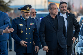 مسعود پزشکیان، رئیس جمهور و عزیز نصیرزاده، وزیر دفاع در مراسم بازدید از توانمندی‌های دفاعی و فضایی وزارت دفاع