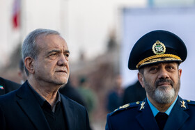مسعود پزشکیان، رئیس جمهور و عزیز نصیرزاده، وزیر دفاع در مراسم بازدید از توانمندی‌های دفاعی و فضایی وزارت دفاع