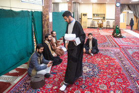عمامه گذاری طلاب در روز میلاد امام حسین(ع)
