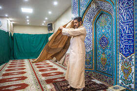 عمامه گذاری طلاب در روز میلاد امام حسین(ع)