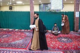 عمامه گذاری طلاب در روز میلاد امام حسین(ع)