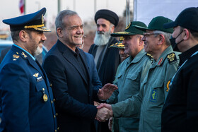 مسعود پزشکیان، رئیس جمهور و عزیز نصیرزاده، وزیر دفاع در مراسم بازدید از توانمندیهای دفاعی و فضایی وزارت دفاع