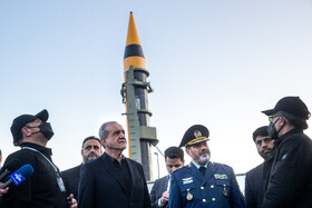 مسعود پزشکیان، رئیس جمهور و عزیز نصیرزاده، وزیر دفاع در مراسم بازدید از توانمندیهای دفاعی و فضایی وزارت دفاع