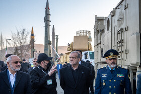مسعود پزشکیان، رئیس جمهور و عزیز نصیرزاده، وزیر دفاع در مراسم بازدید از توانمندی‌های دفاعی و فضایی وزارت دفاع