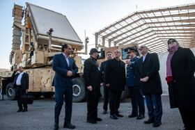 مسعود پزشکیان، رئیس جمهور و عزیز نصیرزاده، وزیر دفاع و محسن حاجی میرزایی، رئیس دفتر رئیس جمهور و فاطمه مهاجرانی، سخنگوی دولت در مراسم بازدید از توانمندیهای دفاعی و فضایی وزارت دفاع