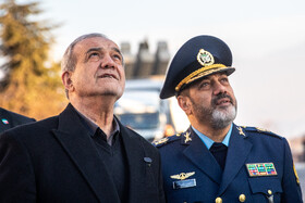 مسعود پزشکیان، رئیس جمهور و عزیز نصیرزاده، وزیر دفاع در مراسم بازدید از توانمندی‌های دفاعی و فضایی وزارت دفاع