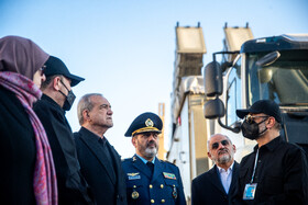 مسعود پزشکیان، رئیس جمهور و عزیز نصیرزاده، وزیر دفاع در مراسم بازدید از توانمندیهای دفاعی و فضایی وزارت دفاع