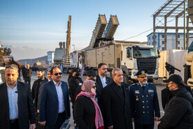 مسعود پزشکیان، رئیس جمهور و عزیز نصیرزاده، وزیر دفاع  و فاطمه مهاجرانی، سخنگوی دولت در مراسم بازدید از توانمندیهای دفاعی و فضایی وزارت دفاع