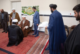عمامه گذاری طلاب در روز میلاد امام حسین(ع) توسط آیت الله مکارم شیرازی