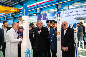 مسعود پزشکیان، رئیس جمهور و عزیز نصیرزاده، وزیر دفاع و محسن حاجی میرزایی، رئیس دفتر رئیس جمهور و فاطمه مهاجرانی، سخنگوی دولت در مراسم بازدید از توانمندی‌های دفاعی و فضایی وزارت دفاع